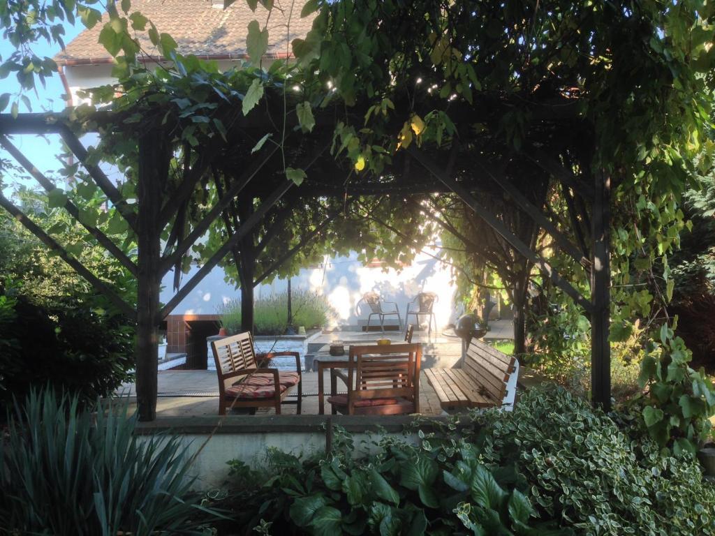 Gaestehaus Peterhoff Birresdorf ภายนอก รูปภาพ